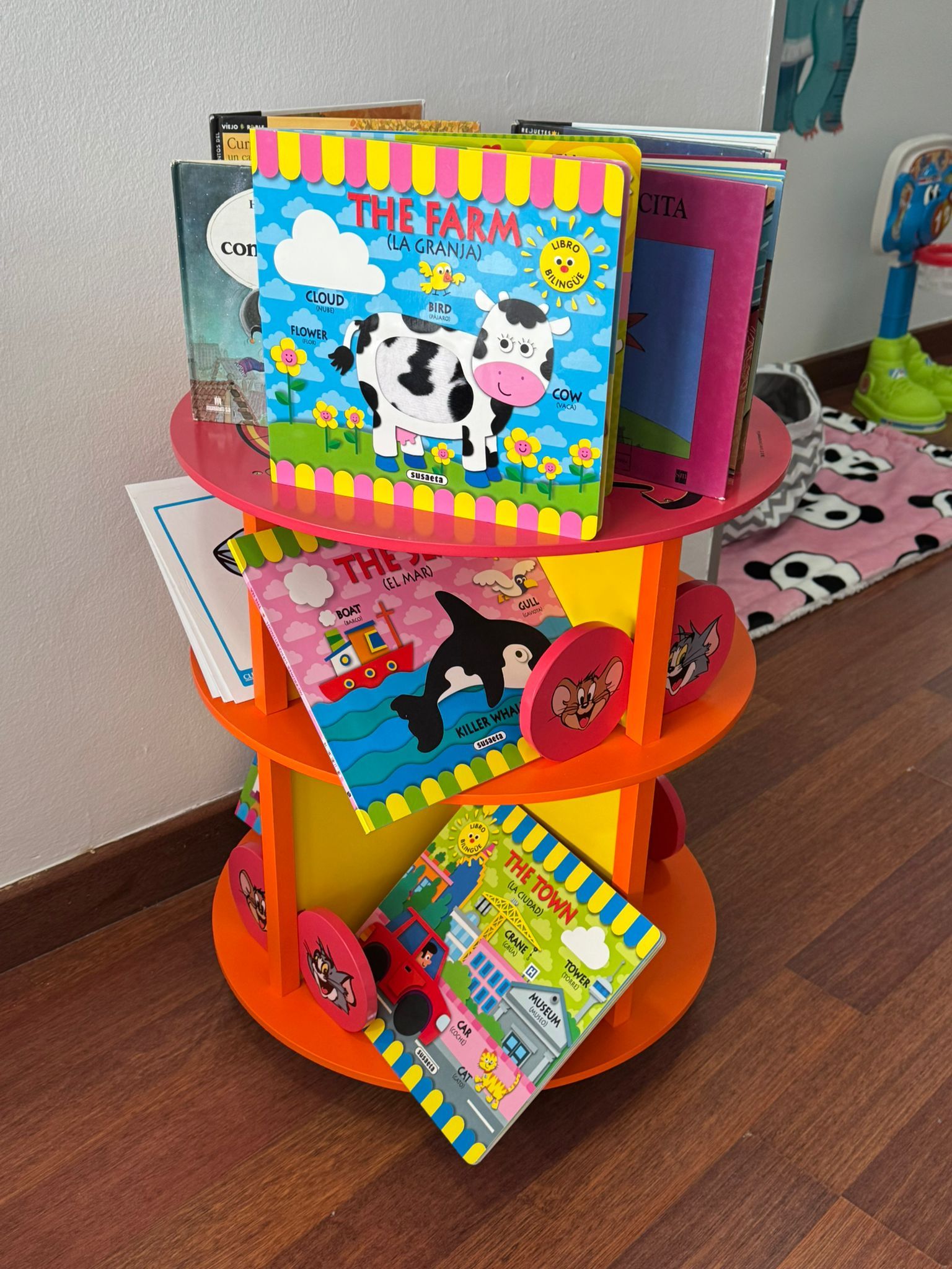 Estantería de libros de RizoTEA con diferentes ejemplares disponibles