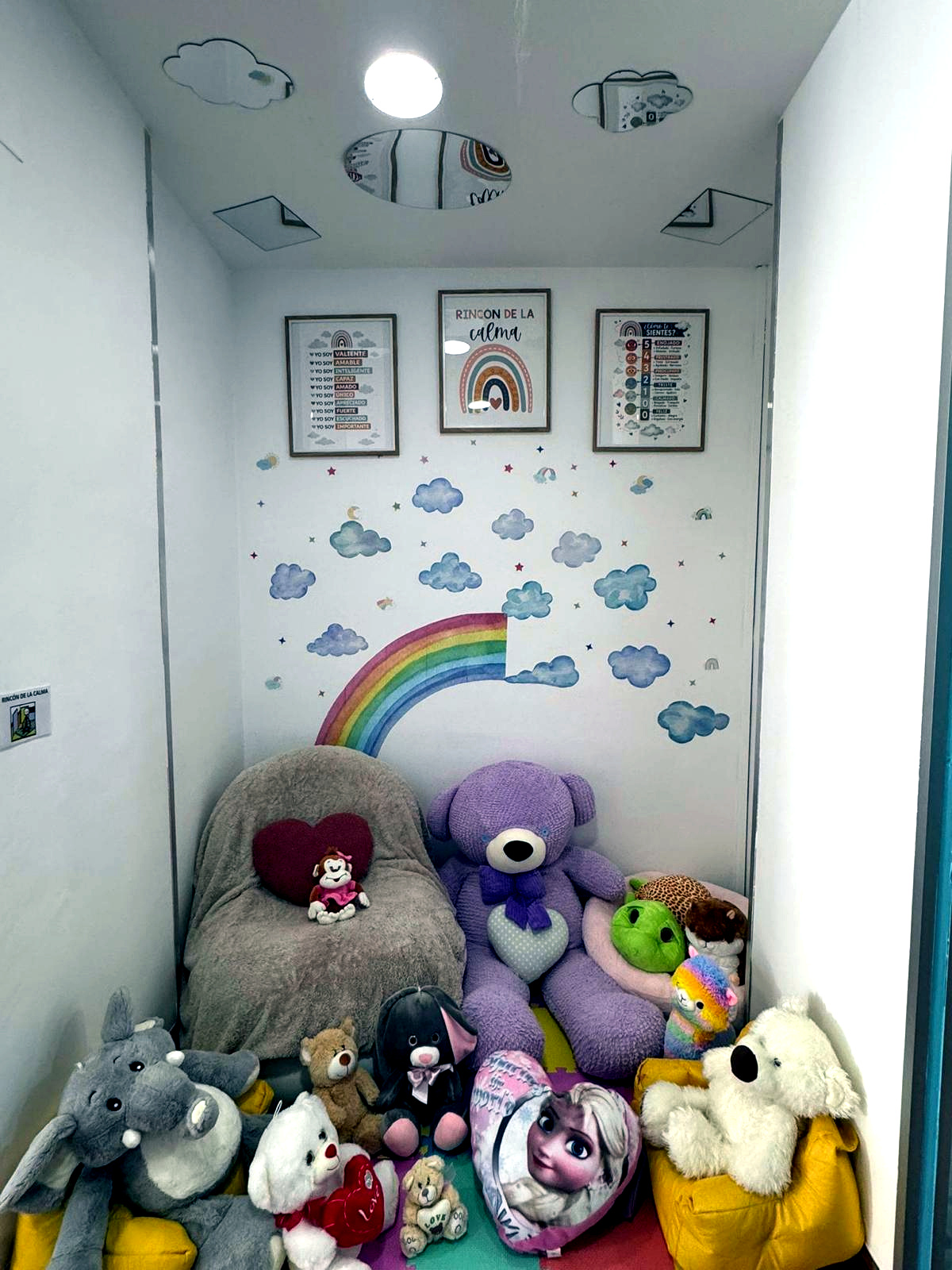 Rincón de la Calma de RizoTEA: cojines, peluches y arcoíris mural