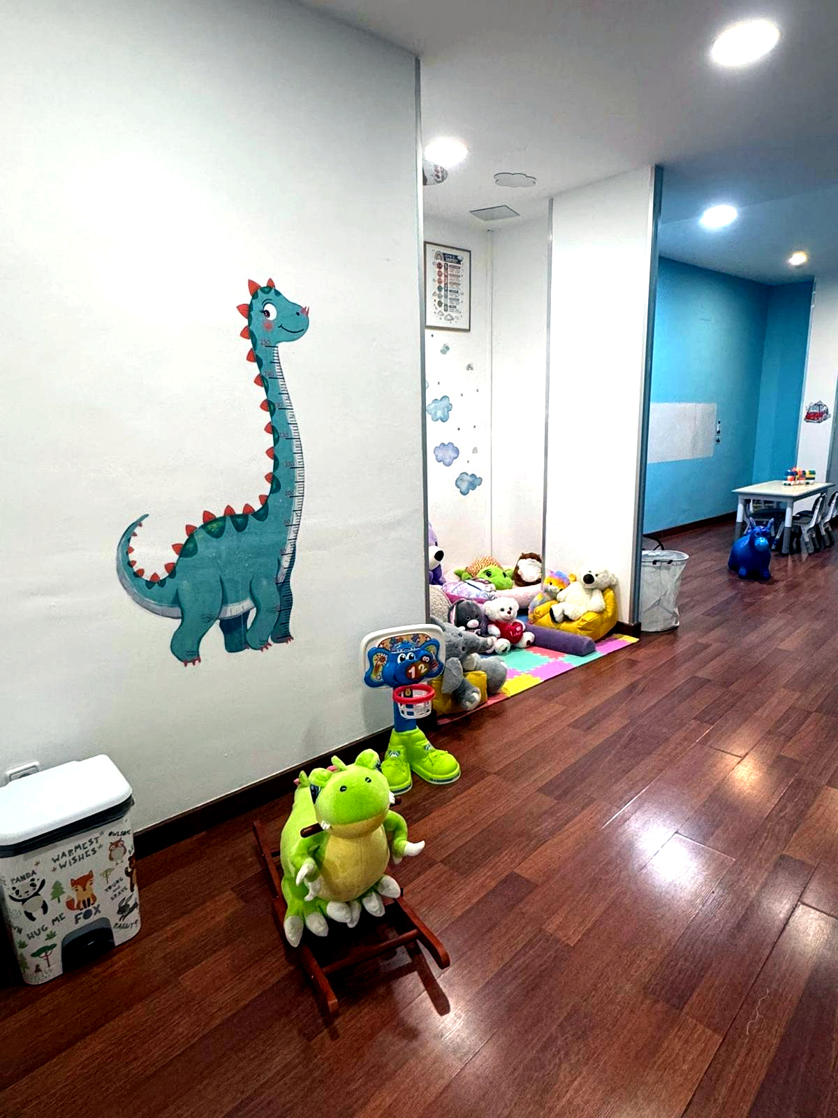 Zona de juegos educativos de RizoTEA con juguetes y materiales