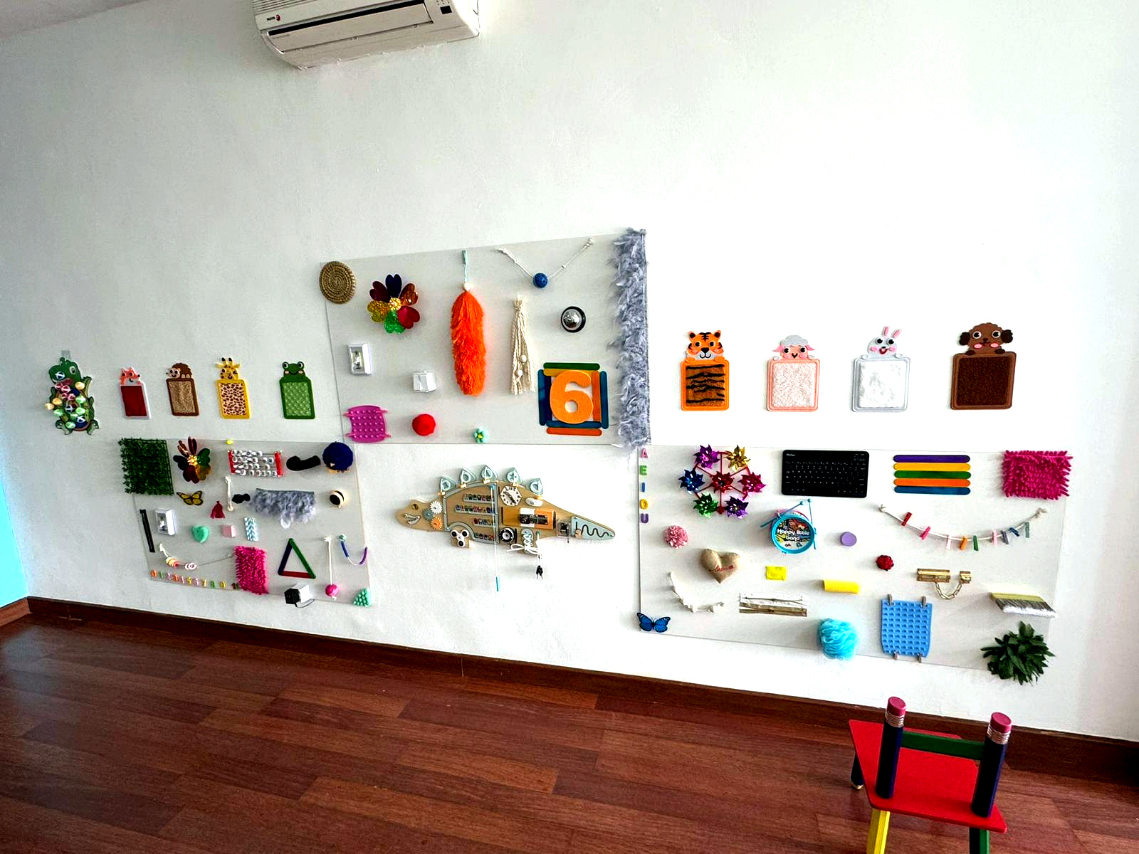 Pared sensorial de RizoTEA con texturas y materiales táctiles